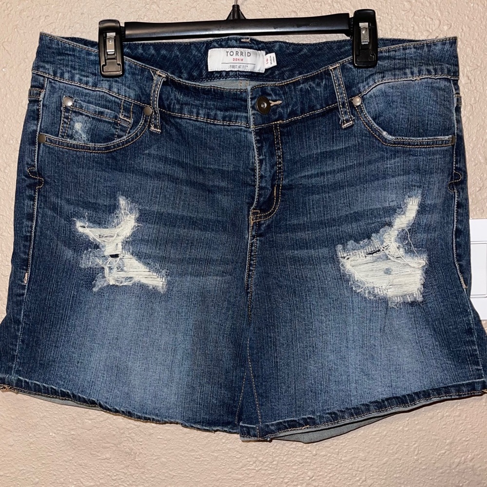 Torrid Short Jean Size 16